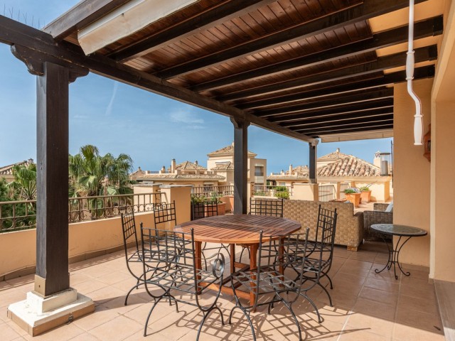 4 Bedrooms Apartment in Elviria