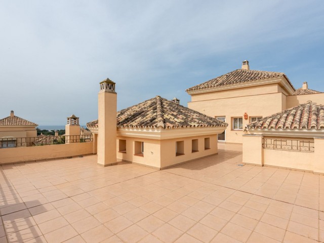 4 Bedrooms Apartment in Elviria