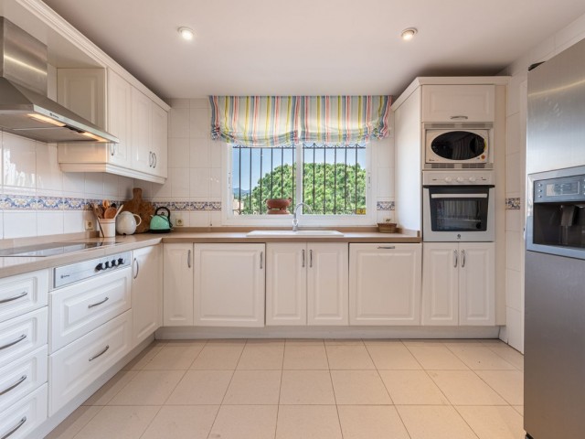 4 Bedrooms Apartment in Elviria