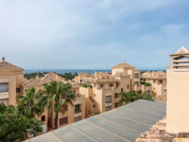 4 Bedrooms Apartment in Elviria