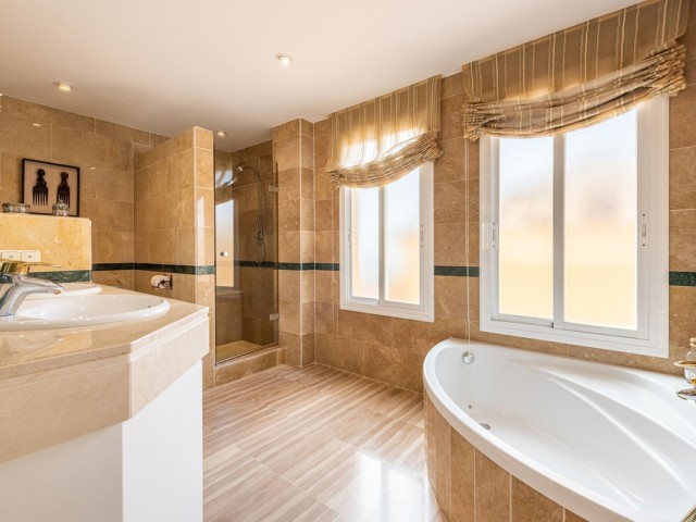 4 Bedrooms Apartment in Elviria