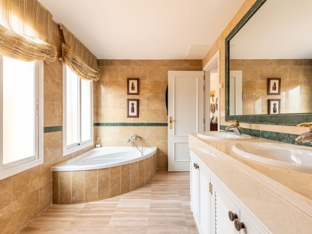4 Bedrooms Apartment in Elviria