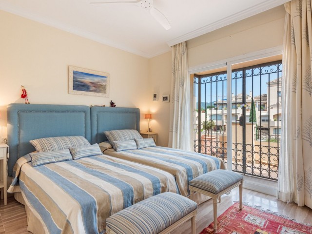 4 Bedrooms Apartment in Elviria