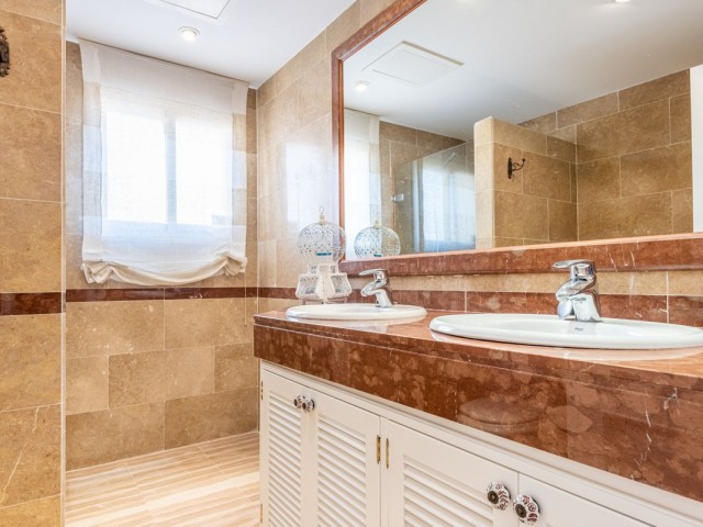 4 Bedrooms Apartment in Elviria