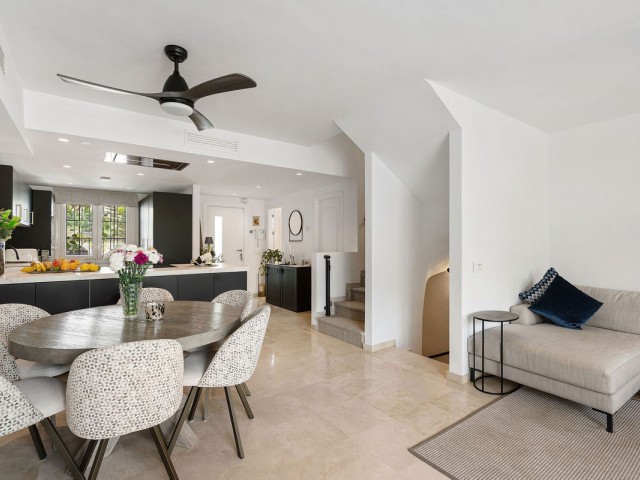 4 Slaapkamer Rijtjeshuis in Nueva Andalucía