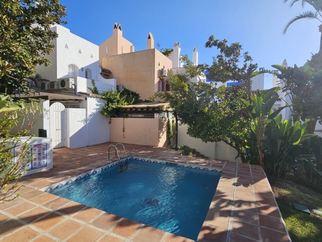 5 Slaapkamer Rijtjeshuis in Nueva Andalucía