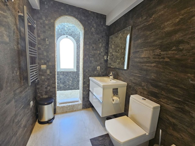 5 Slaapkamer Rijtjeshuis in Nueva Andalucía