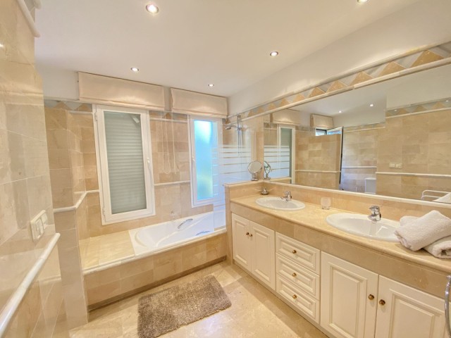 3 Bedrooms Apartment in Elviria