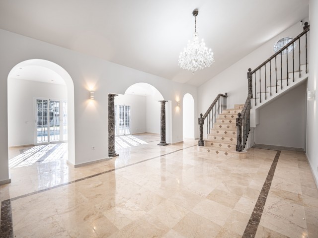 Villa con 4 Dormitorios  en Nueva Andalucía
