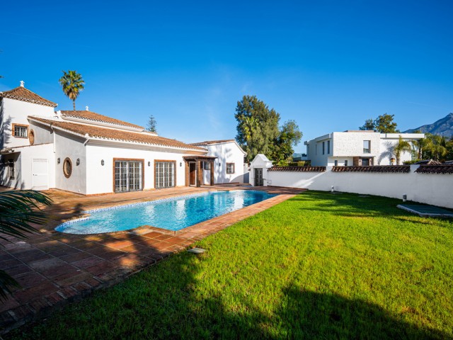 Villa con 4 Dormitorios  en Nueva Andalucía
