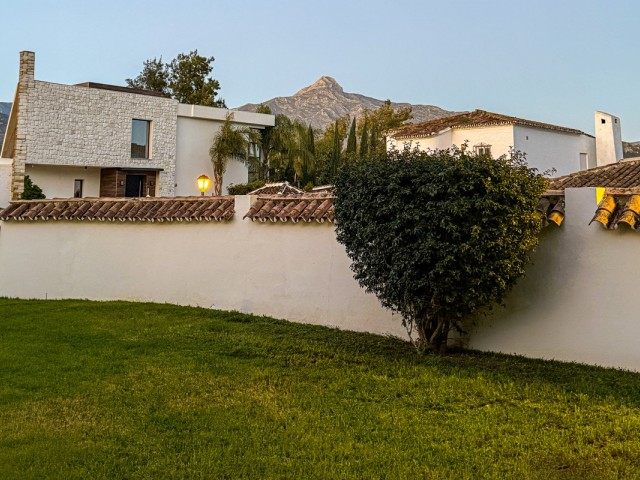 Villa con 4 Dormitorios  en Nueva Andalucía