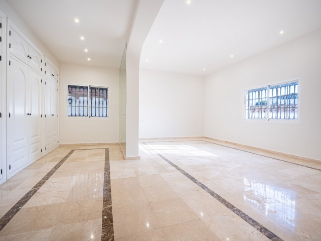 Villa con 4 Dormitorios  en Nueva Andalucía