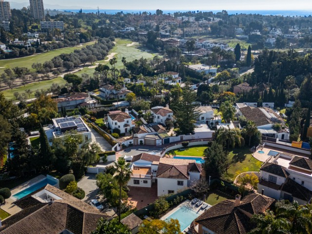 Villa con 4 Dormitorios  en Nueva Andalucía