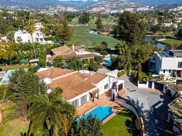 Villa con 4 Dormitorios  en Nueva Andalucía