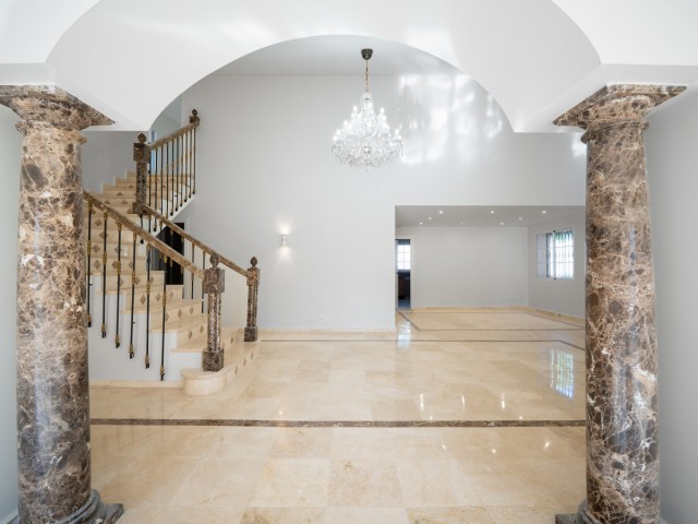 Villa con 4 Dormitorios  en Nueva Andalucía