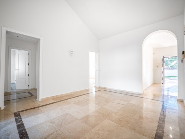 Villa con 4 Dormitorios  en Nueva Andalucía