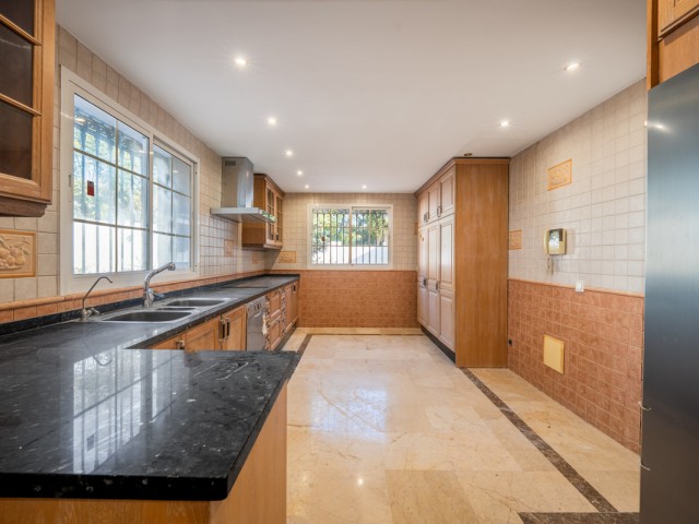 Villa con 4 Dormitorios  en Nueva Andalucía