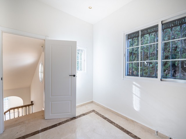 Villa con 4 Dormitorios  en Nueva Andalucía