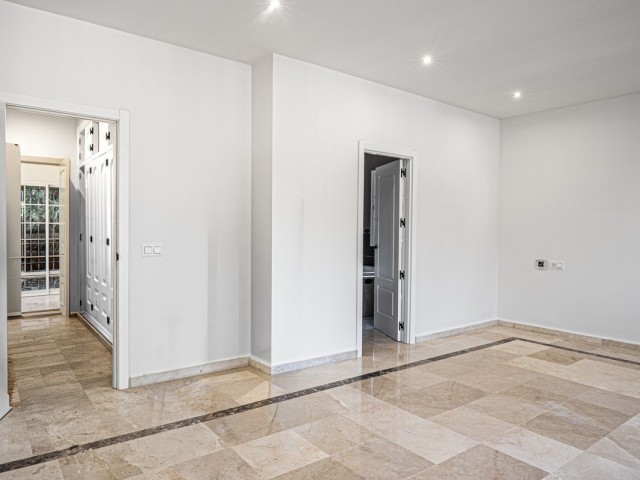 Villa con 4 Dormitorios  en Nueva Andalucía