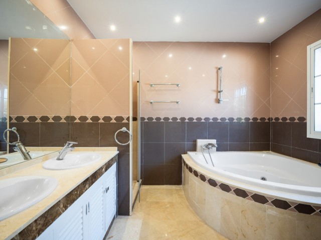 Villa con 4 Dormitorios  en Nueva Andalucía