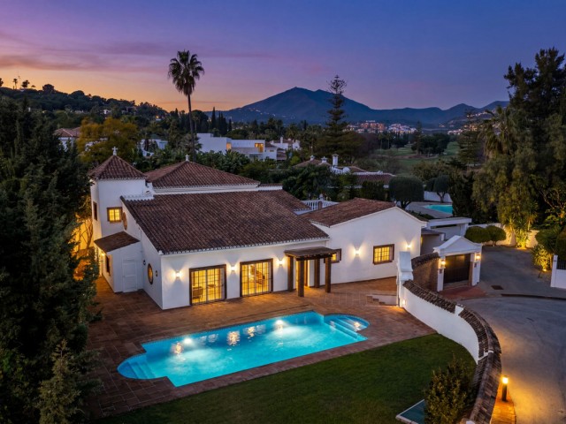 Villa con 4 Dormitorios  en Nueva Andalucía