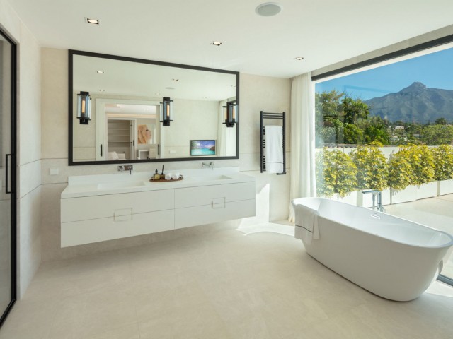 5 Bedrooms Villa in Nueva Andalucía