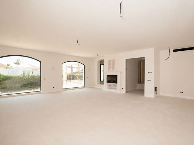 4 Bedrooms Villa in Elviria
