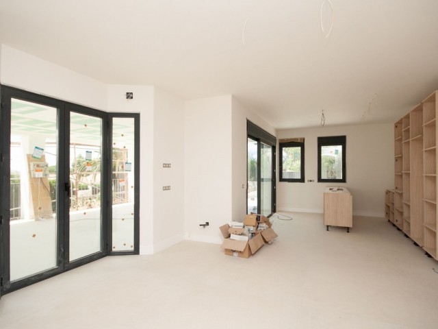 4 Bedrooms Villa in Elviria