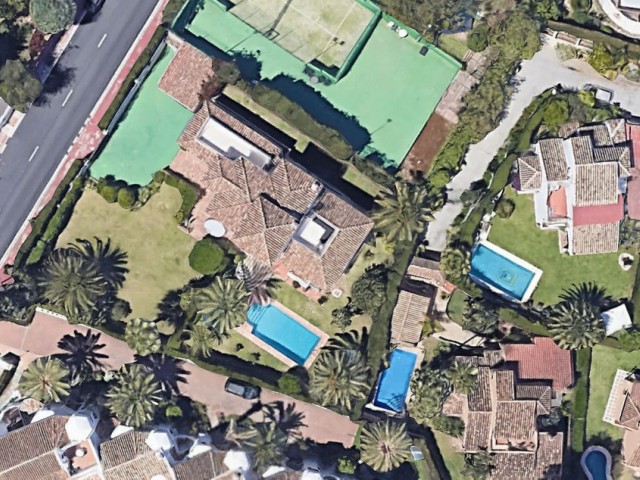 4 Bedrooms Villa in Elviria