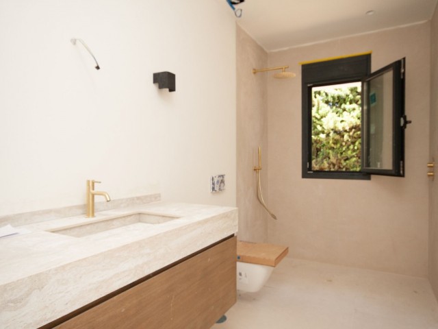 4 Bedrooms Villa in Elviria