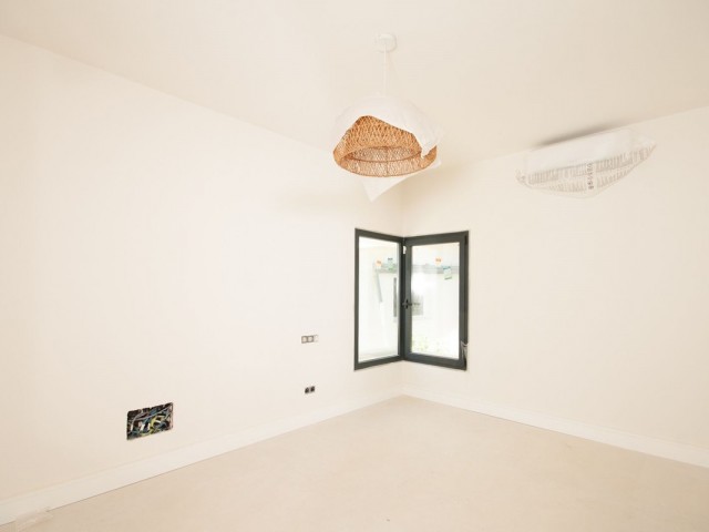 4 Bedrooms Villa in Elviria