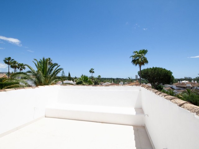 4 Bedrooms Villa in Elviria