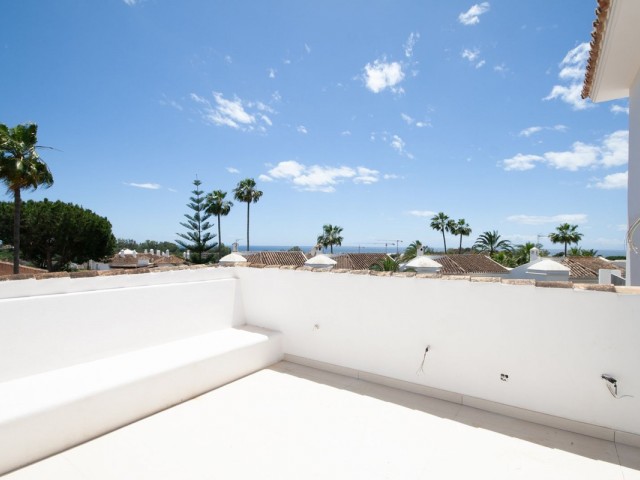 4 Bedrooms Villa in Elviria