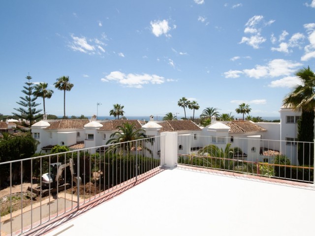 4 Bedrooms Villa in Elviria
