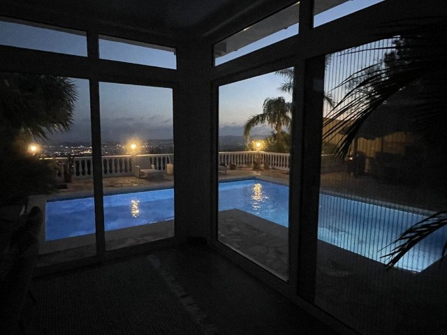 6 Bedrooms Villa in Mijas