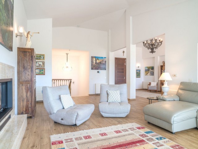 6 Bedrooms Villa in Mijas