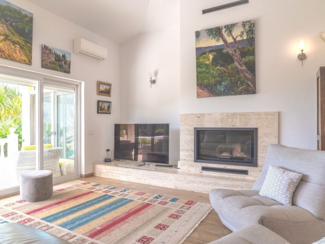 6 Bedrooms Villa in Mijas