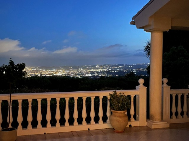 6 Bedrooms Villa in Mijas