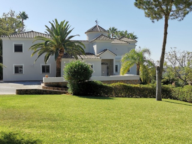 5 Bedrooms Villa in Estepona