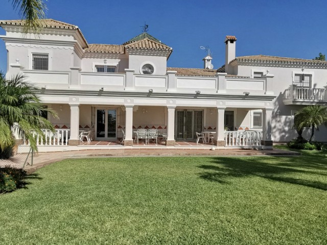 5 Bedrooms Villa in Estepona