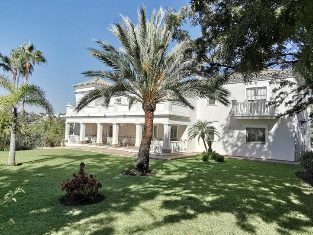 5 Bedrooms Villa in Estepona