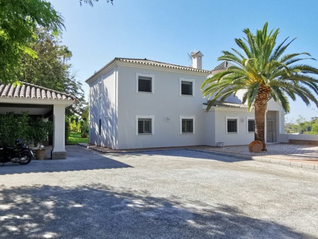 5 Bedrooms Villa in Estepona