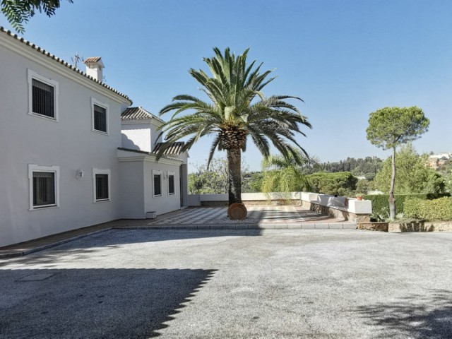 5 Bedrooms Villa in Estepona