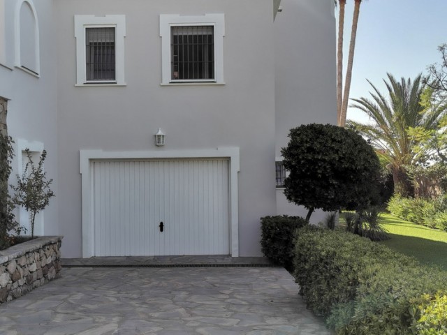 5 Bedrooms Villa in Estepona
