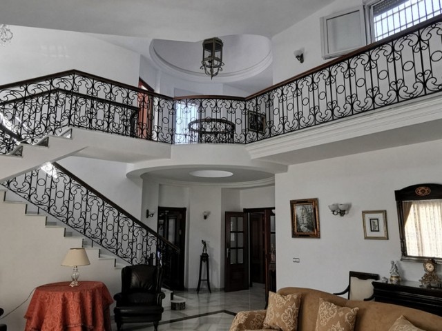 5 Bedrooms Villa in Estepona