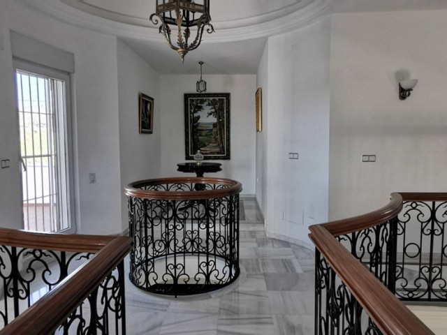 5 Bedrooms Villa in Estepona