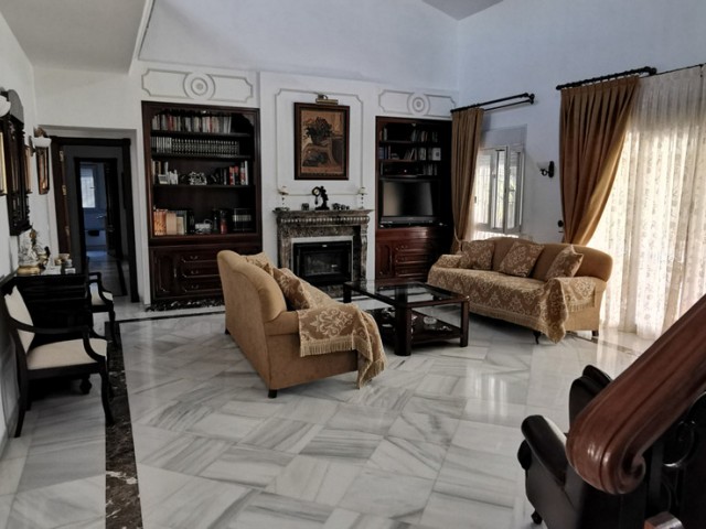 5 Bedrooms Villa in Estepona