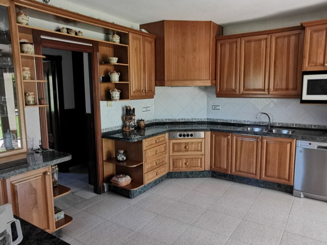 5 Bedrooms Villa in Estepona