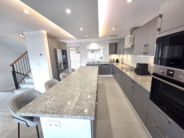 Villa avec 4 Chambres  à Artola
