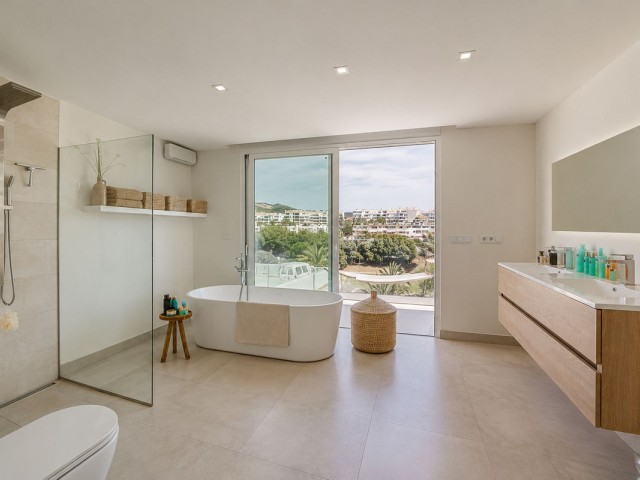 5 Bedrooms Villa in Torrequebrada